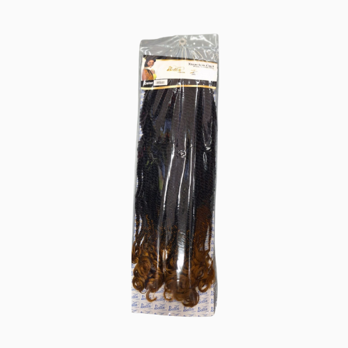  These two-tone extensions blend dark roots with golden blonde ends, offering soft, defined curls for a striking and glamorous look.