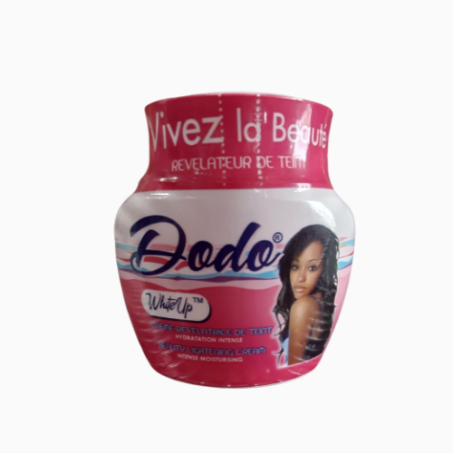 This 330ml formula hydrates and lightens skin for a radiant glow.